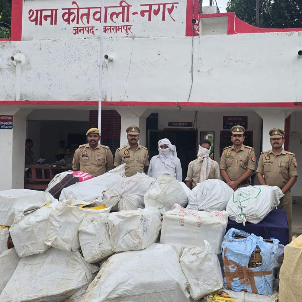 बलरामपुर में 520 किलो पटाखों का भंडारण पकड़ा, 2 गिरफ्तार:घनी आबादी में घरों को बना रखा था गोदाम, बिना लाइसेंस बेच रहे थे