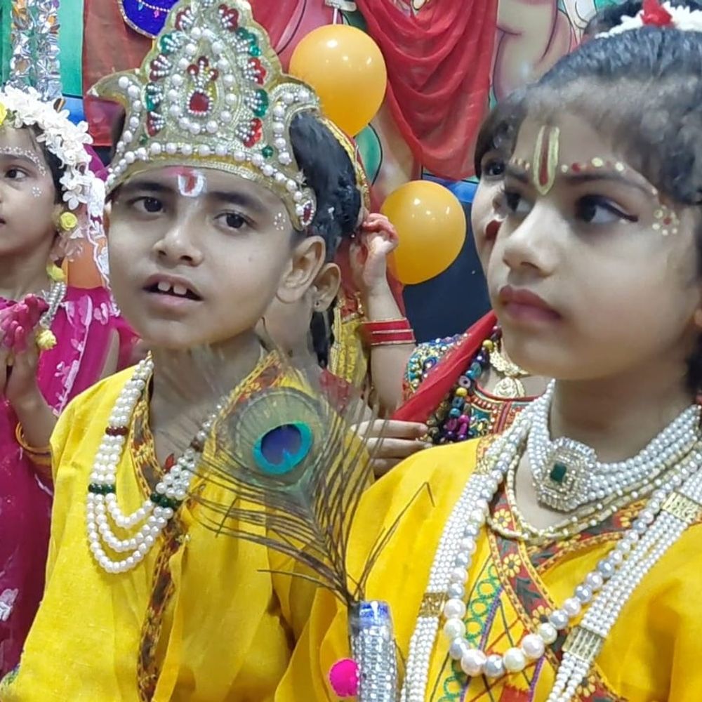 विवेकानंद स्कूल में दिखा वृंदावन,राधा-कृष्ण के रूप में सजे बच्चे:जन्माष्टमी पर ‘राधे-राधे’ और ‘जय श्री कृष्णा’ के जयघोष से गूंजा परिसर