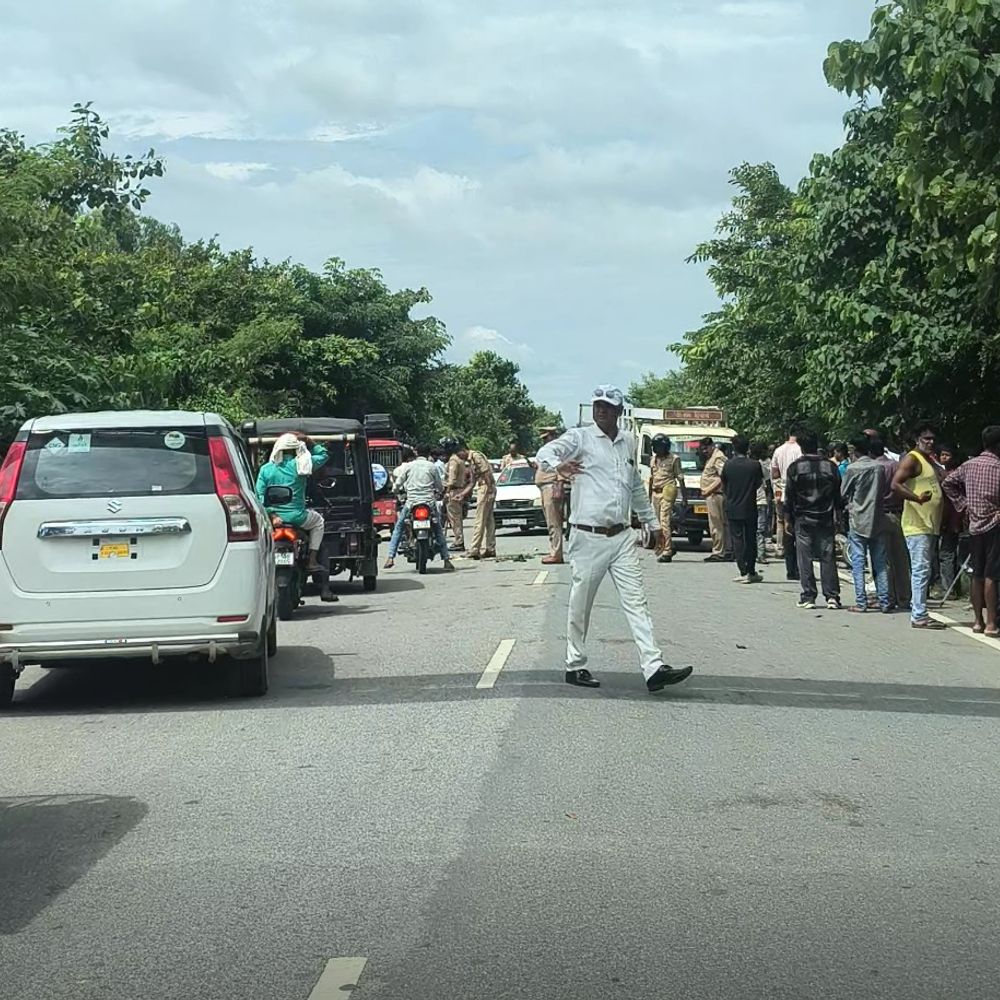 सिद्धार्थनगर में दो बाइकों की टक्कर, 2 की मौत:महिला-बच्चे समेत 3 गंभीर रूप से घायल, एक बाइक नेपाली