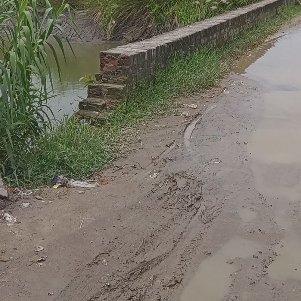 खेम पिपरा नहर पुल पर जलजमाव और रेलिंग टूटी:राहगीरों को दिक्कत, ग्रामीणों ने नए पुल की मांग उठाई