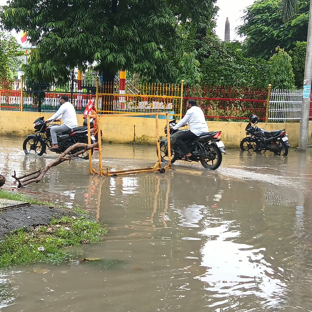 फतेहपुर में सुबह से मूसलाधार बारिश:8वीं तक के सभी स्कूल बंद, जलभराव से जनजीवन अस्त-व्यस्त