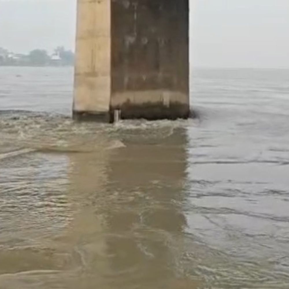 सरयू नदी का जलस्तर बढ़ा, तटवर्ती क्षेत्रों में कटान:खतरे के निशान से 20 सेंटीमीटर नीचे बह रही, बोल्डरों में दरारें आईं