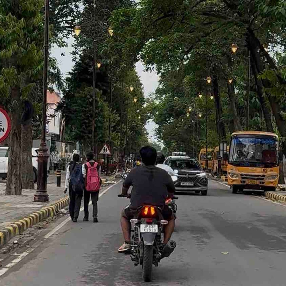 गोरखपुर में 30 KM की रफ्तार से हवा चल रही:सुबह से घने बादल छाए, दोपहर बाद बारिश का अलर्ट