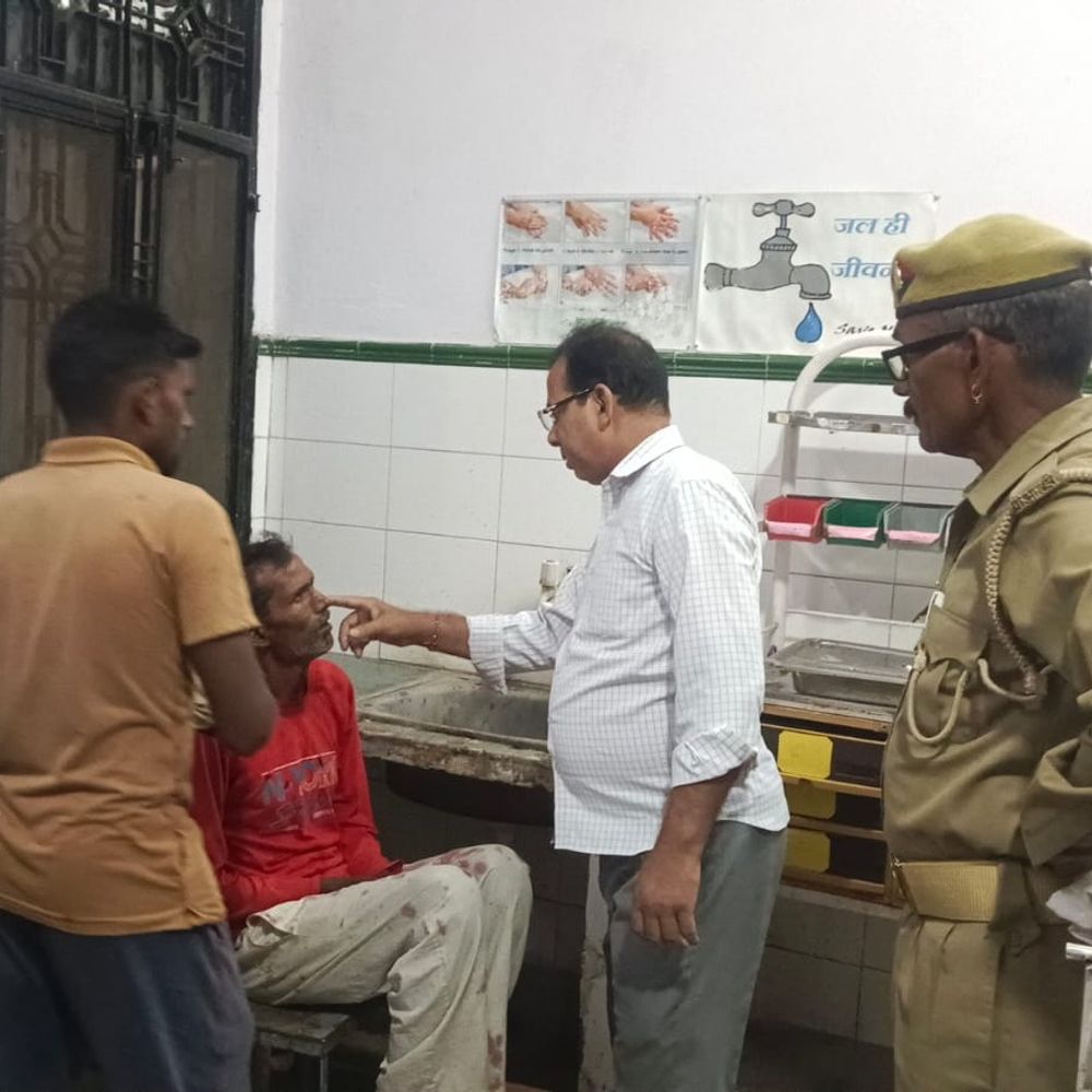 बंदर ने डोरी काटी, खेत विवाद में पिता-पुत्र घायल:सम्भल में दूसरे पक्ष ने की मारपीट, पुलिस ने कराया मेडिकल