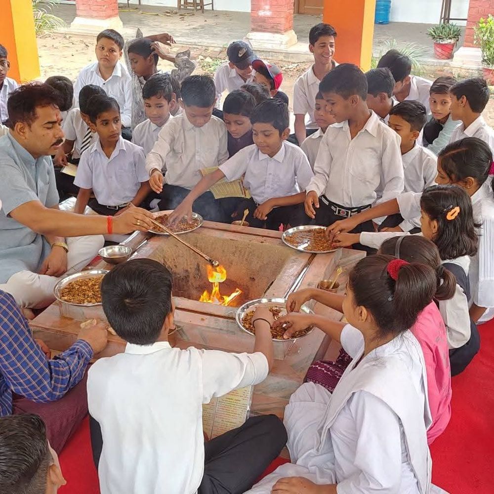 डीएवी कॉलेज में यज्ञ और योग का आयोजन:विद्यालय प्रशासन बोला- वैदिक संस्कार बच्चों में नैतिकता और अनुशासन बढ़ाता है