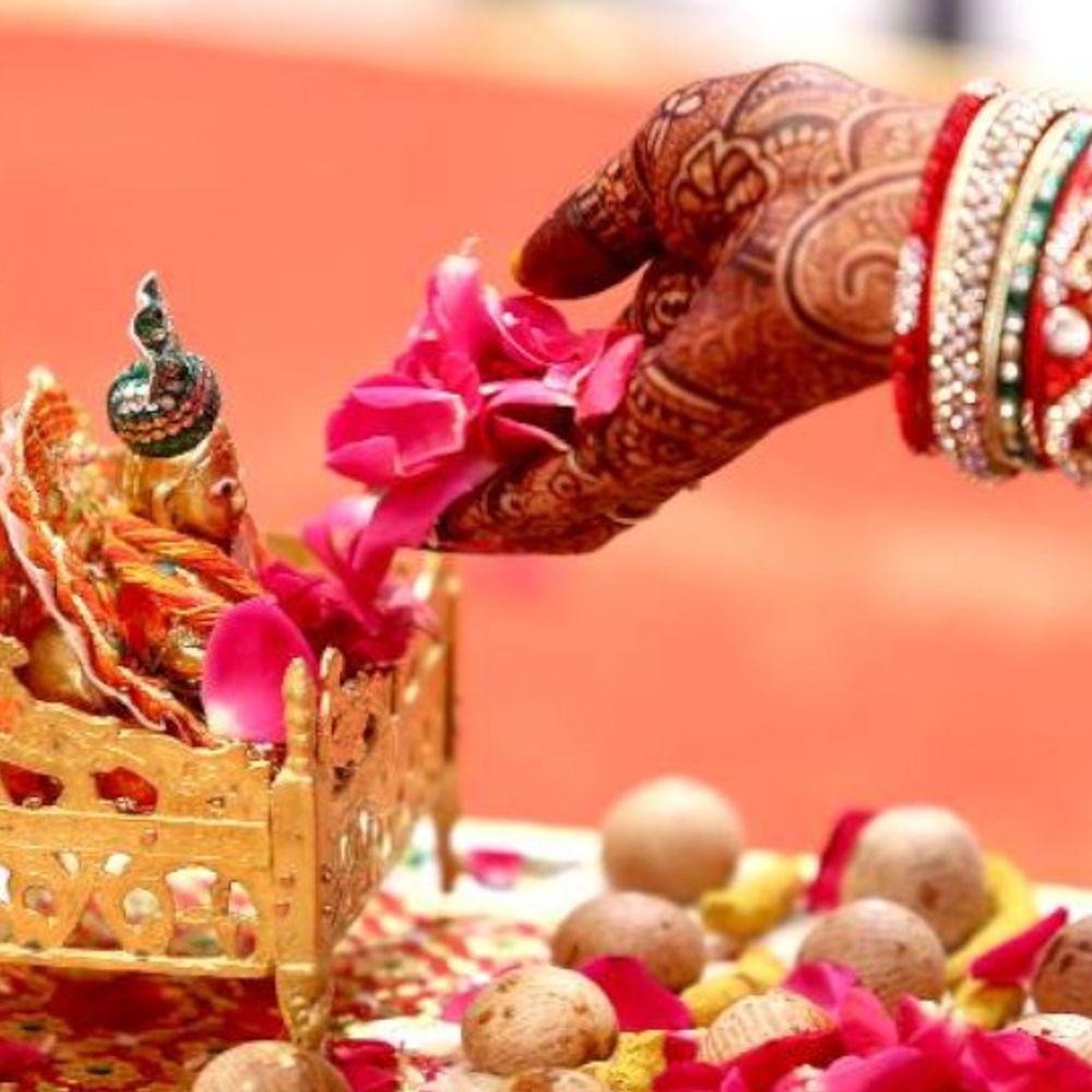 4 सितंबर को जन्माष्टमी:श्रीकृष्ण के साथ माता यशोदा, बलराम, राधा, गौ माता और गोवर्धन पर्वत की भी करें पूजा, दक्षिणावर्ती शंख से करें अभिषेक