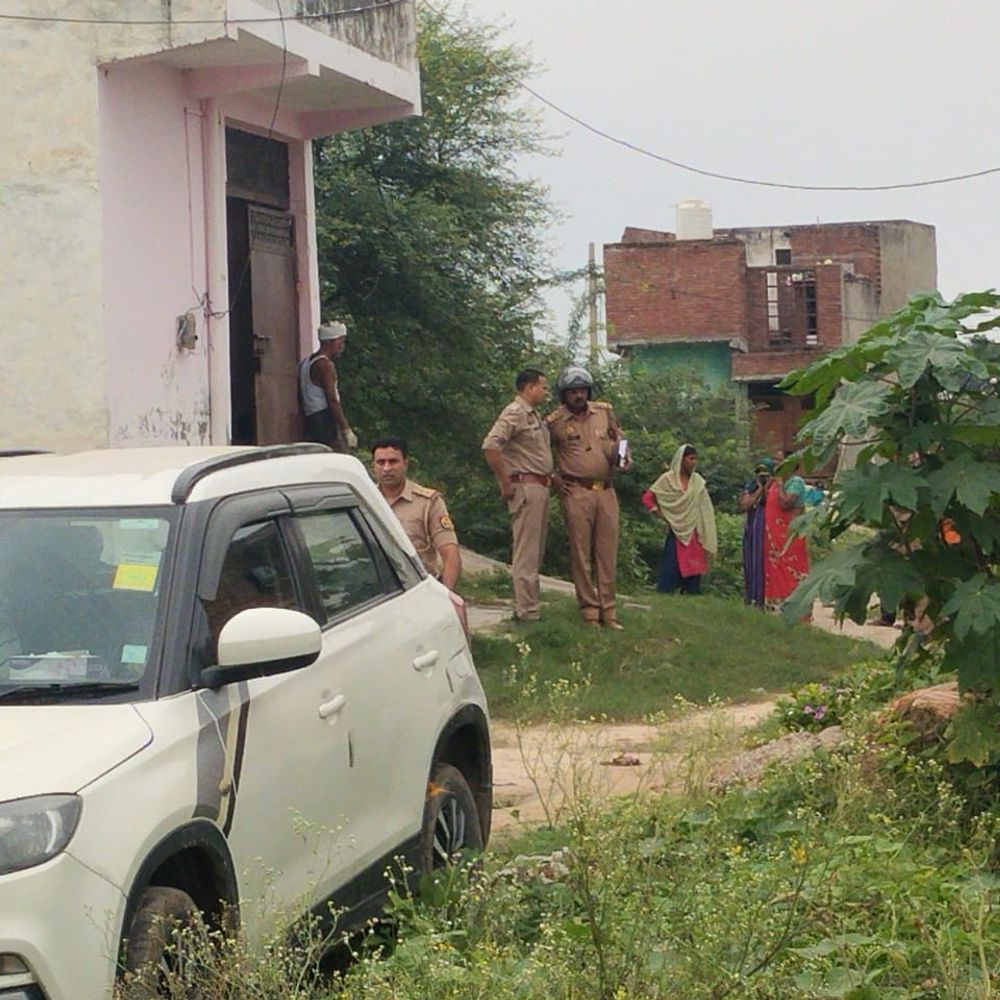 आरोपी को रिमांड पर लेकर पहुंची पुलिस को बनाया बंधक:अलीगढ़ में घर की तलाशी के दौरान परिजनों ने रोका, सूचना पर पहुंची पुलिस ने छुड़ाया