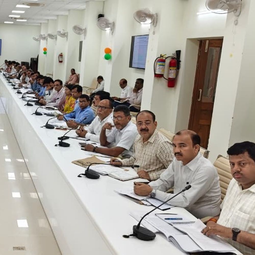 लापरवाही पर 6 खंड शिक्षा अधिकारियों का वेतन रोका:डीएम ने बेसिक शिक्षा विभाग की समीक्षा की; बीडीओ 20 स्कूलों का करेंगे औचक निरीक्षण