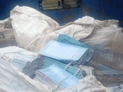 सरकारी स्कूल का टीचर किताबें कबाड़ी को बेच रहा था:ग्रामीणों ने टैक्सी सहित पकड़ा, शिक्षा विभाग बोला- जांच कराएंगे