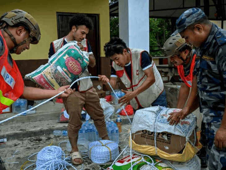 बाढ़ पीड़ितों की मदद के लिए नेपाल पहुंचे सोनू सूद:भारत से लाए कंबल और राशन; बोले- अगले कई महीनों तक मदद जारी रखेंगे