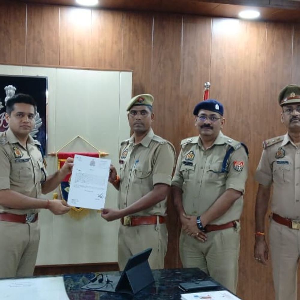 श्रावस्ती में नहर में कूदी महिला, कांस्टेबल ने जान बचाई:एसपी ने किया सम्मानित, 15 फीट गहरे पानी में कूदकर बचाई थी जान