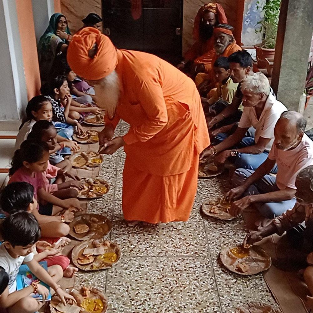 पीलीभीत के मंदिर में महायज्ञ:कई श्रद्धालुओं ने लिया भाग, सावन के समापन पर कन्या भोज और भंडारा