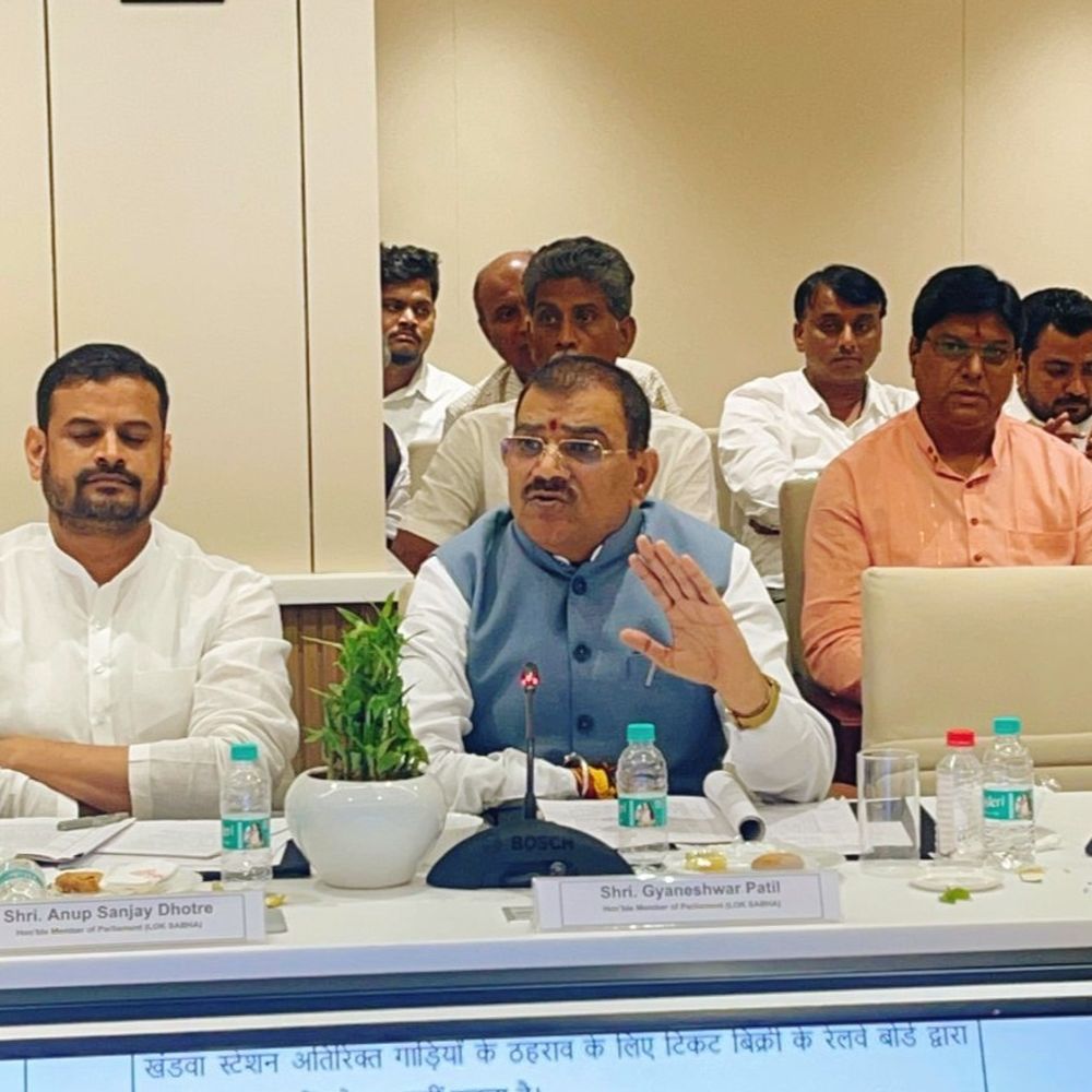 सांसद ज्ञानेश्वर पाटील ने रेलवे GM से की बैठक:बुरहानपुर-नेपानगर में ट्रेन स्टॉपेज समेत कई मांगें रखीं