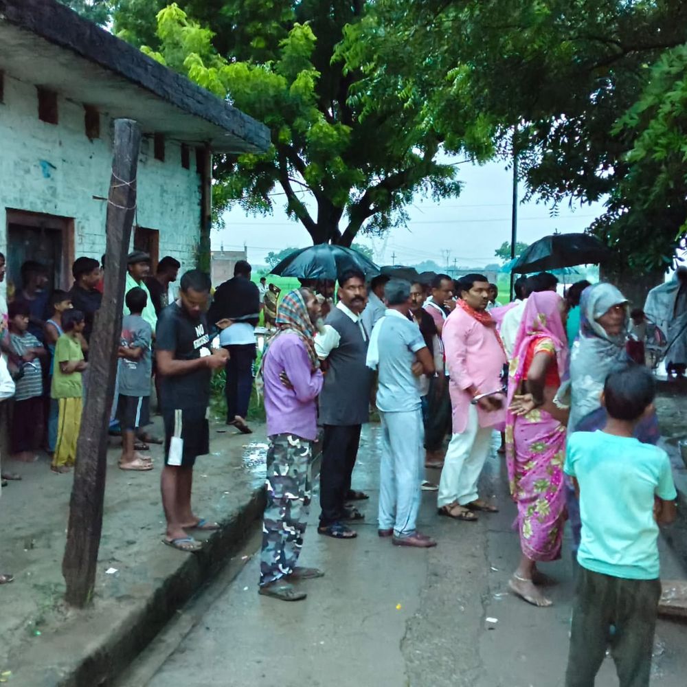 कौशाम्बी में युवक का शव फंदे से लटका मिला:पत्नी मायके गई थी, मां ने देखा तो चीख-पुकार मची; फॉरेंसिक टीम ने जुटाए सबूत