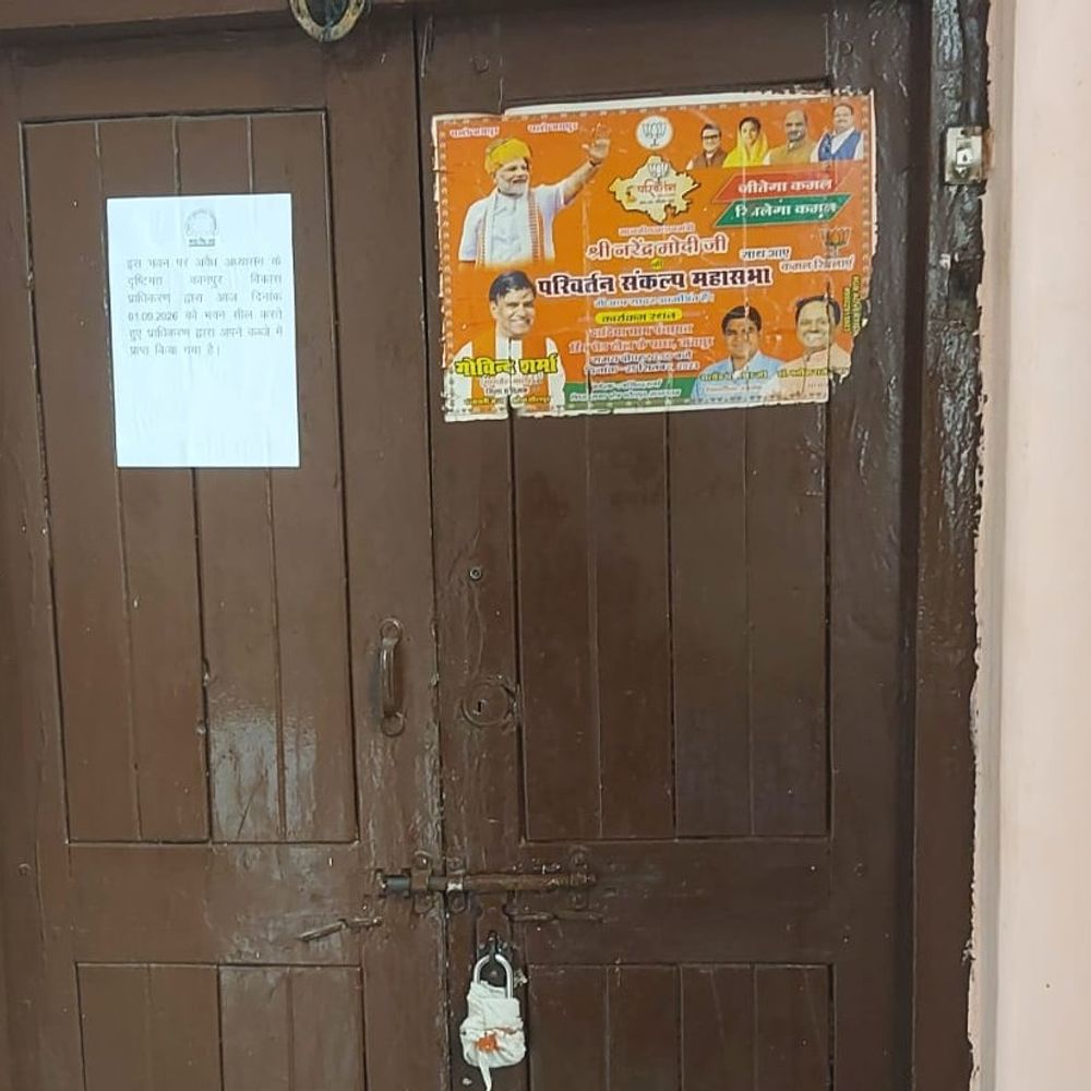 नगर निगम टेंडर घोटाले के आरोपी ठेकेदार का क्वार्टर सील:कानपुर में यहीं से चलाता था टेंडर सिंडीकेट, गेट पर BJP के पोस्टर में लगी मिली फोटो