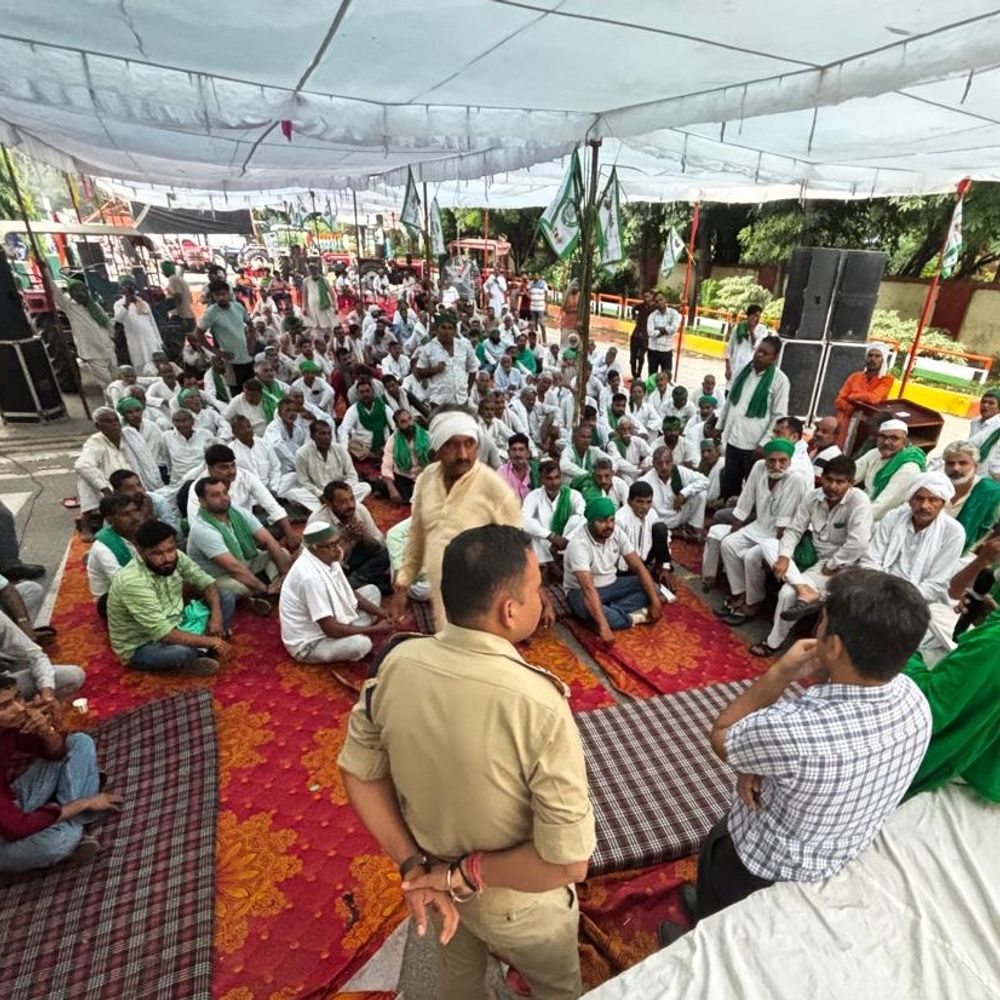 मेरठ कमिश्नरी पर चल रहा धरना 20 घंटे बाद खत्म:5 घंटे की वार्ता के बाद रात भर डटे रहे किसान, बोले वादा टूटा तो फिर आएंगे