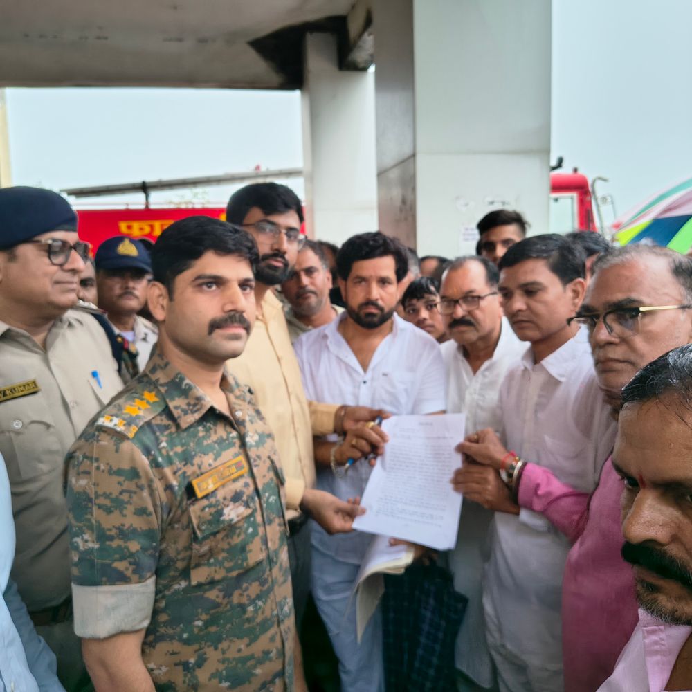 रेल सुविधा बढ़ाने के लिए गांव वालों का प्रदर्शन:अनशन और रेल रोको आंदोलन की चेतावनी; तहसीलदार को ज्ञापन भी सौंपा