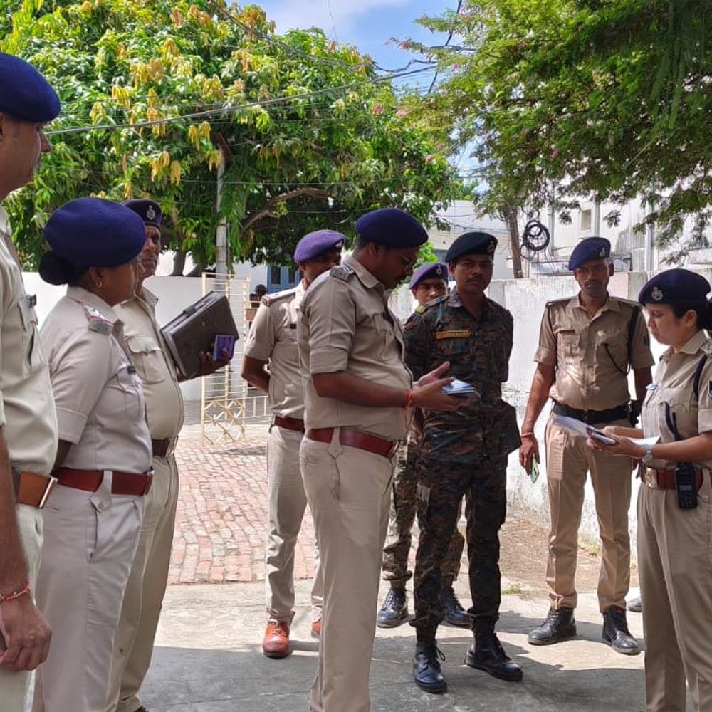 नवविवाहिता की हत्या मामले में सास-ससुर पर शिकंजा:मुजफ्फरपुर में घर पर चिपकाया इश्तेहार; आत्मसमर्पण नहीं किया तो होगी कुर्की