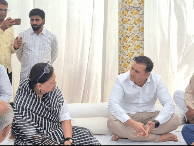 पूर्व CM वसुंधरा राजे पहुंचीं सीतसर:IPS अमित बुडानिया के पिता को दी श्रद्धांजलि; यूडीएच मंत्री झाबरसिंह खर्रा भी रहे साथ