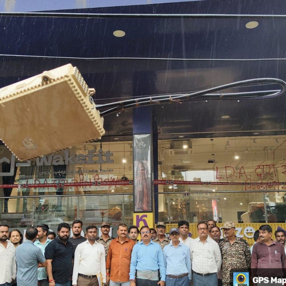 अलीगंज में चार अवैध कॉम्पलेक्स सील, 11 प्लॉटिंग ध्वस्त:एलडीए की तीन जोन में कार्रवाई, अलीगंज में चार कॉम्पलेक्स सील, 15 बीघा समेत कई इलाकों में अवैध प्लॉटिंग ध्वस्त