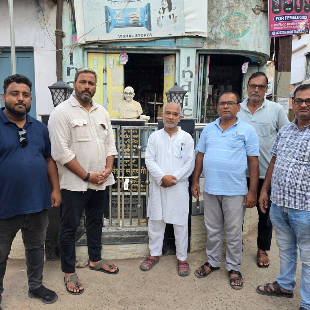 दरभंगा में गांधी प्रतिमा में तोड़फोड़:छतरी समेत कई हिस्से क्षतिग्रस्त; कांग्रेस ने दी आंदोलन की चेतावनी, पुलिस जांच में जुटी