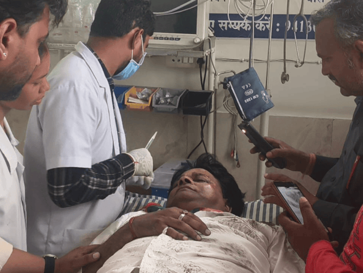 चुनाव प्रचार के दौरान भाजपा प्रत्याशी का एक्सीडेंट:अचानक बाइक आने से स्कूटी स्लिप, सिर में चोट, तीन टांके लगे