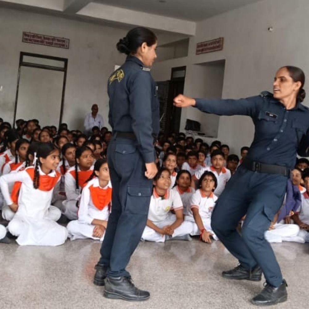 छात्राओं-महिलाओं को किया जागरूक महिला अपराधों की रोकथाम पर दिया जोर