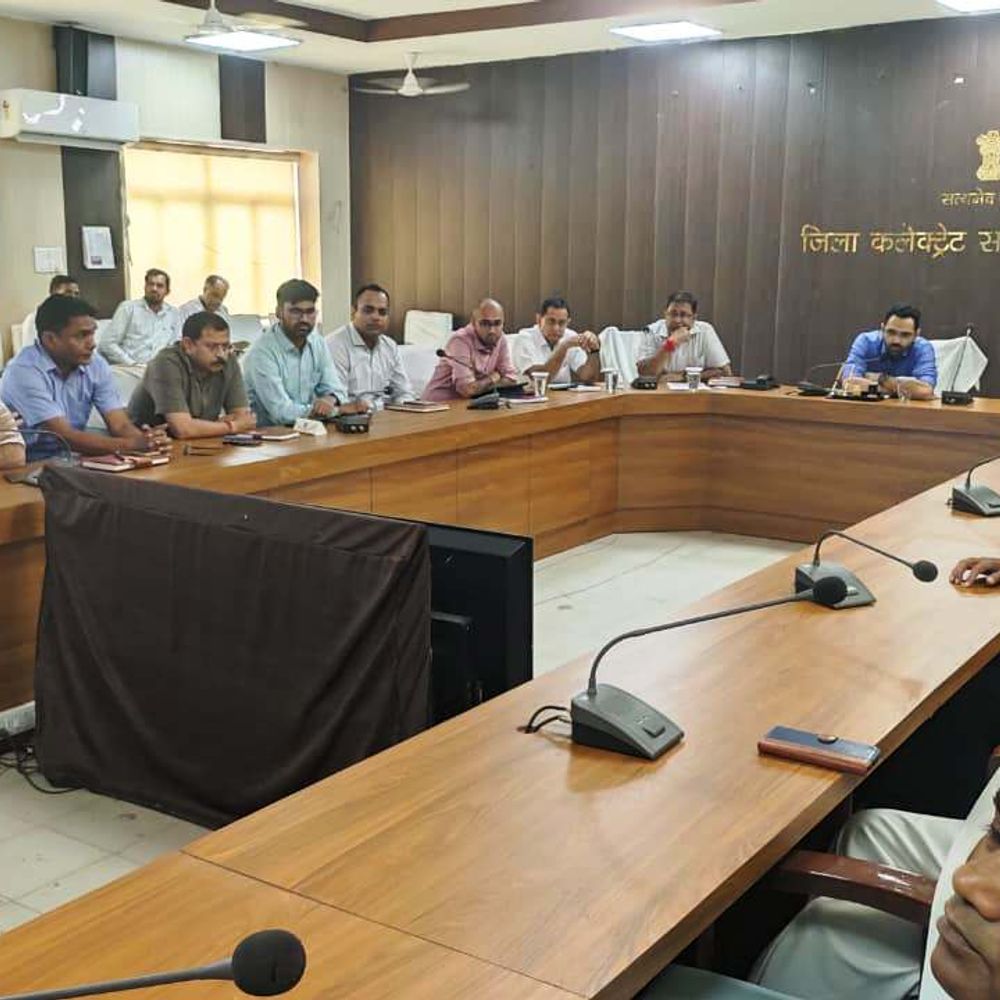 राजनीतिक दलों के प्रतिनिधियों की मौजूदगी में 442 कंट्रोल यूनिट का रेंडमाइजेशन, 71 मशीनें रिजर्व रखी