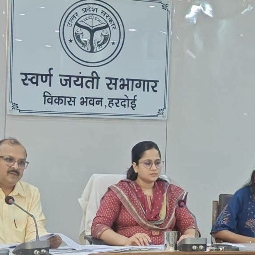 हरदोई में विकास योजनाओं की समीक्षा:आवास योजनाओं का लक्ष्य समय से पूरा करें, लापरवाही पर तीन बीडीओ को नोटिस