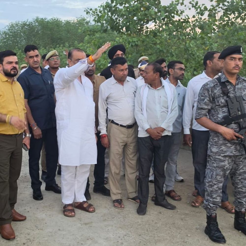 भैया नगला में जलस्तर बढ़ा, संपर्क मार्ग कटा:डीएम और नगर विधायक ने मौके का निरीक्षण कर ग्रामीणों से सतर्क रहने की अपील की