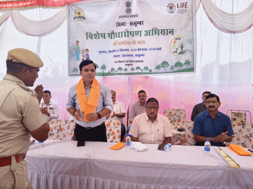 धावड़ी मगरी में 'एक पेड़ मां यशोदा के नाम' अभियान:350 से ज्यादा लोगों ने लिया हिस्सा, अधिकारियों ने संरक्षण का संकल्प लिया