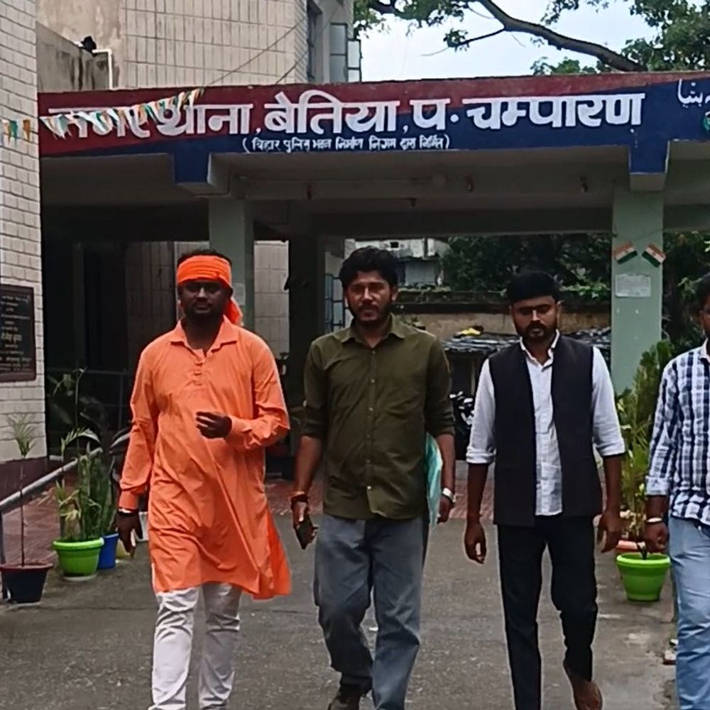 गोल्ड लोन का सोना बिना बताए बेचने पर FIR:बेतिया एक्सिस बैंक मैनेजर समेत 3 पर केस दर्ज, ग्राहक ने की थी DM से शिकायत