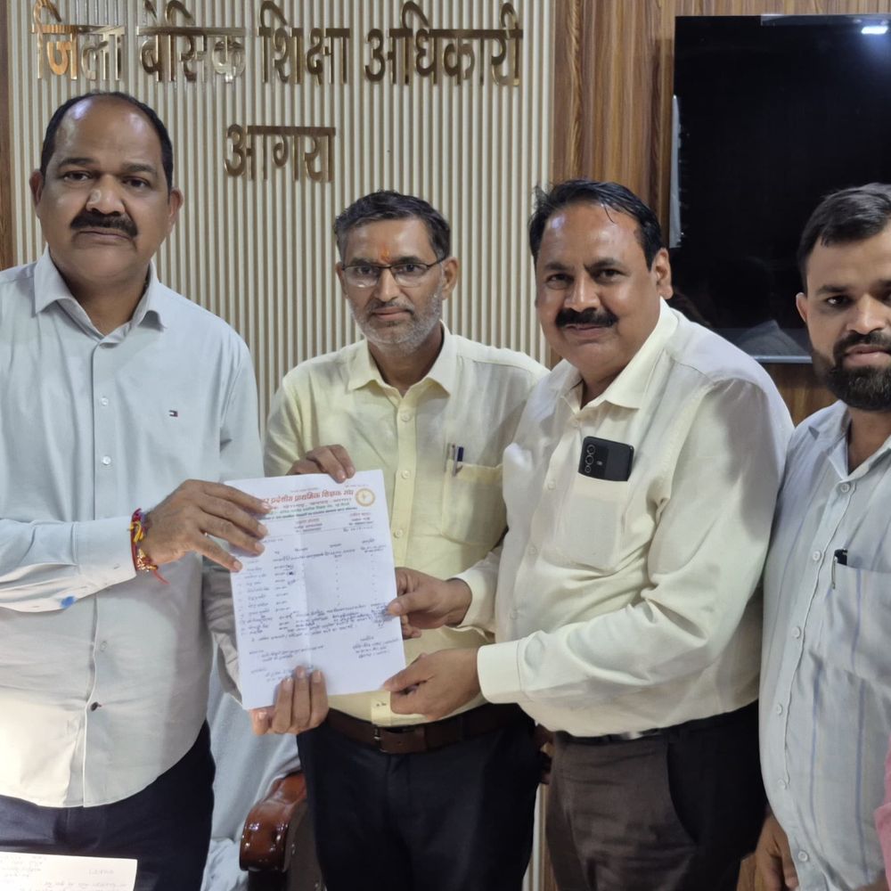आगरा में जर्जर विद्यालय भवनों के पुनर्निर्माण की मांग:शिक्षकों की लंबित समस्याओं पर बैठक, बीएसए ने जल्द समाधान का दिया आश्वासन