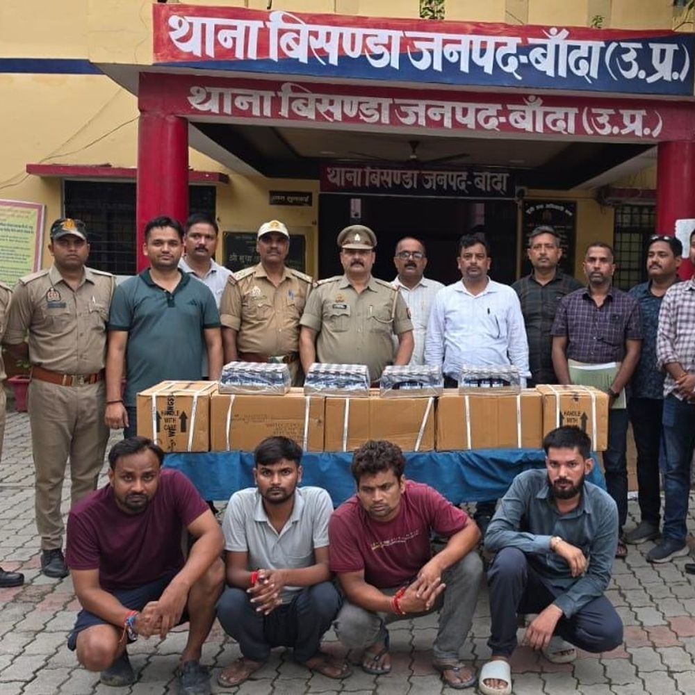 बांदा में 60.45 लाख की कोडीन सिरप पकड़ी, 4 गिरफ्तार:DCM में मिलीं 30 हजार बोतलें, एस्कॉर्ट कार भी पकड़ी; दिल्ली से लाई गई थी खेप