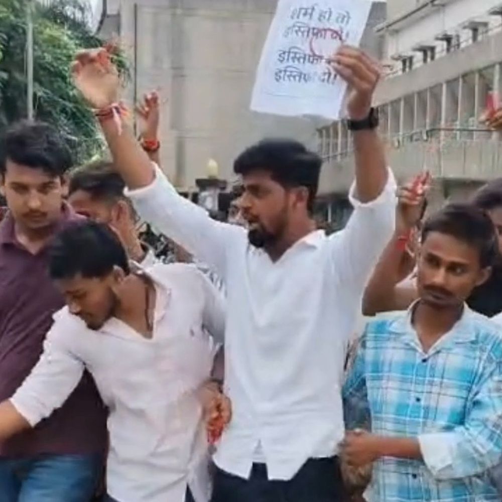 रीवा में डीन को चूड़ी भेंट करने पहुंचे NSUI कार्यकर्ता:कल्पना मिश्रा केस में लापरवाही का आरोप; मौके पर जमकर हंगामा, पुलिस ने रोका
