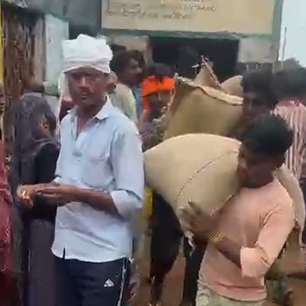राजस्व टीम के सामने राशन बोरियां उठा ले गए ग्रामीण:3-4 महीने से नहीं मिला था राशन, सेल्समैन ने थाने में शिकायत दर्ज कराई