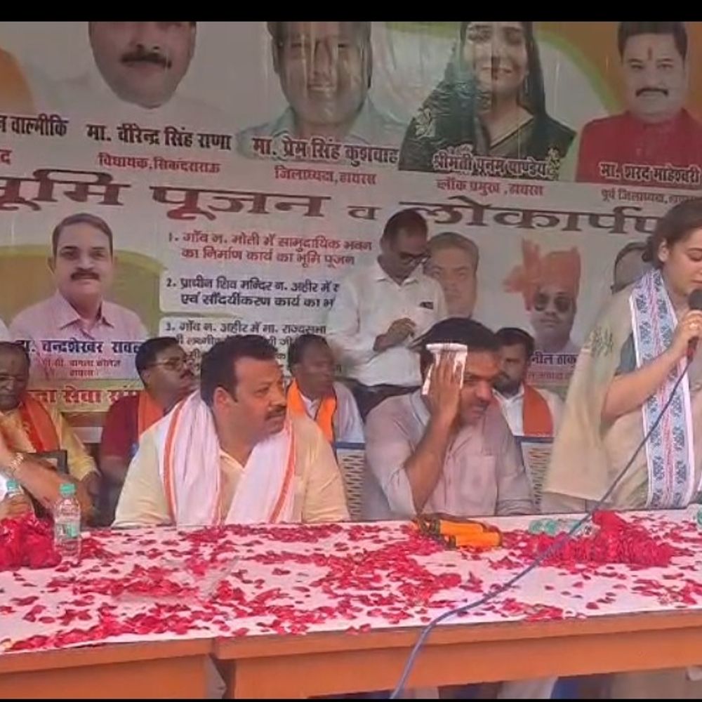 राधा-कृष्ण और शनिदेव की मूर्तियों की हुई प्राण प्रतिष्ठा:हाथरस में धार्मिक कार्यक्रम के साथ RCC सड़क और दो हाईमास्ट सोलर लाइटों का लोकार्पण
