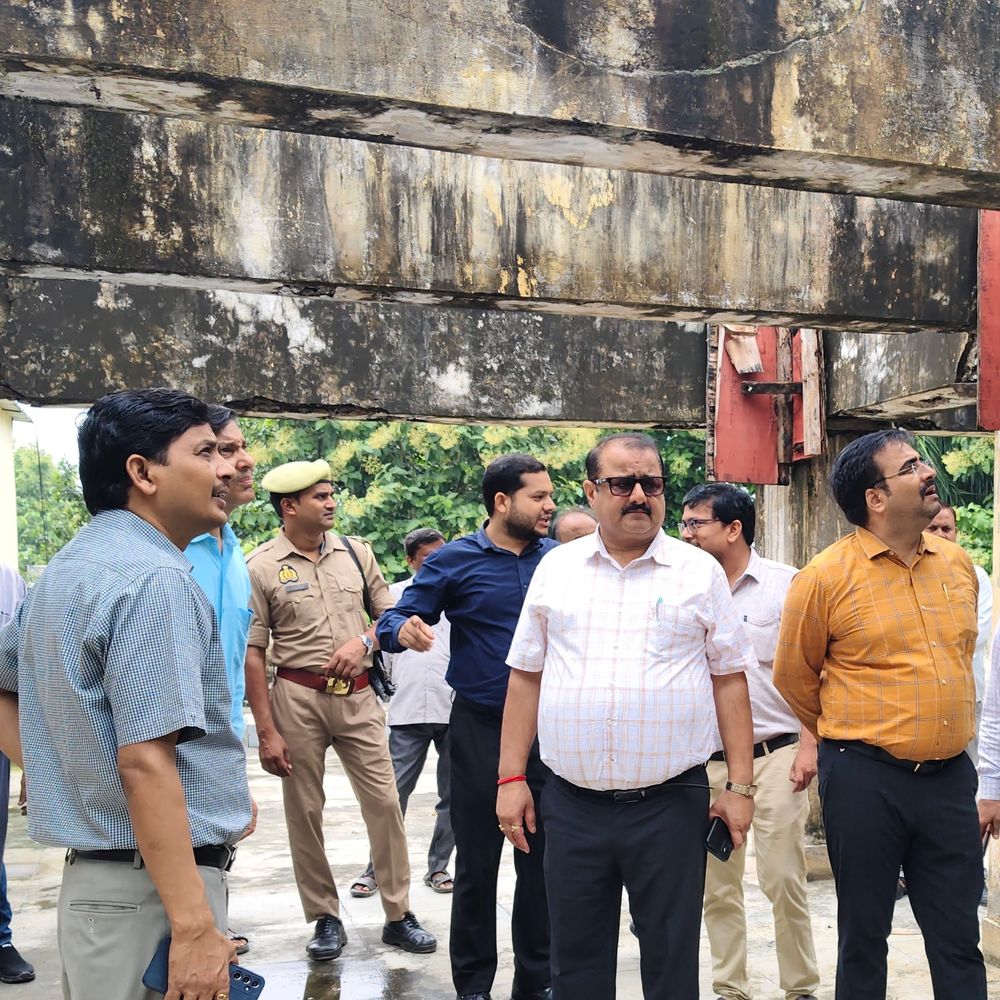 गोंडा विकास भवन में CDO का औचक निरीक्षण:6 कर्मचारी मिले गायब, डूडा के सभी कर्मचारी अनुपस्थित; एक दिन का वेतन कटेगा