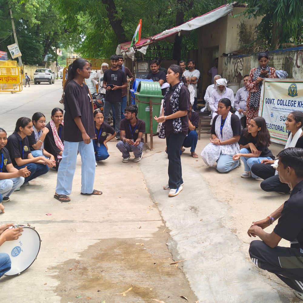 नुक्कड़ नाटक से दिया मतदान का संदेश, बोले- प्रलोभन में नहीं आएं, वोट जरूर डालें