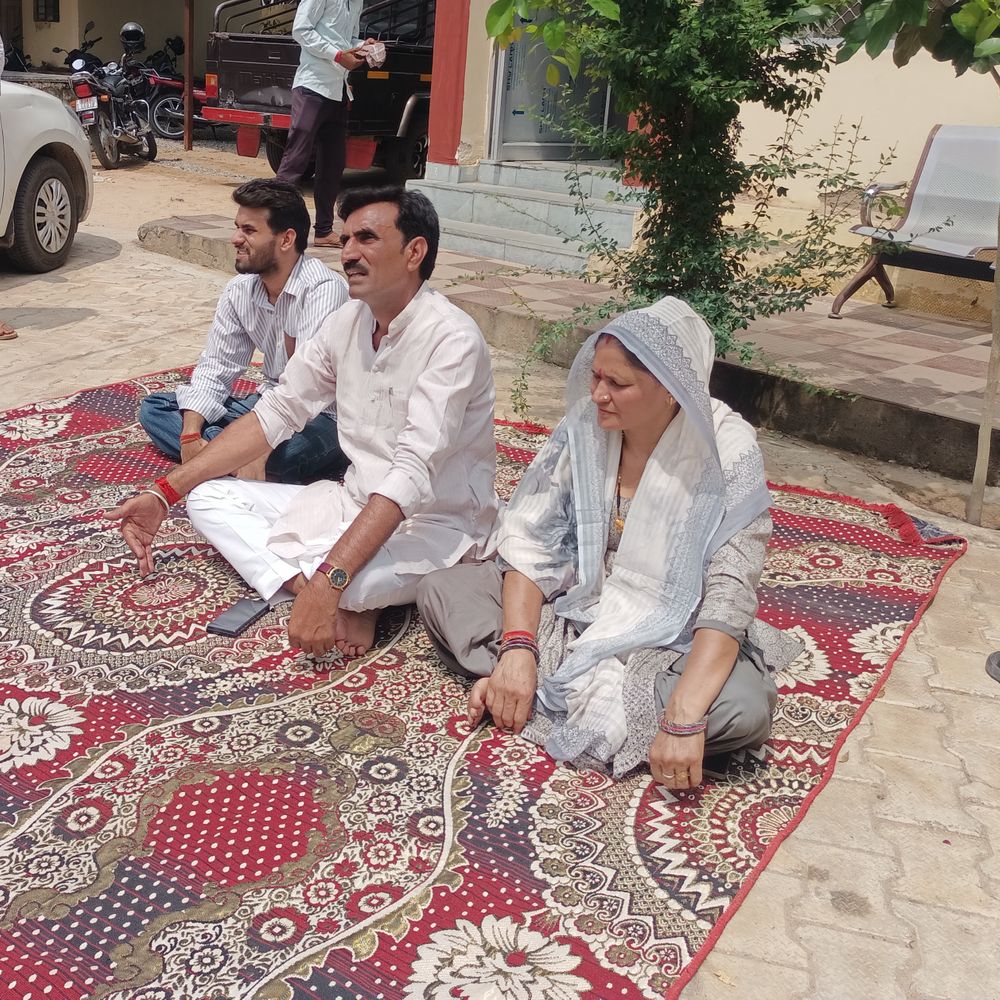 BJP प्रत्याशी लापता, कांग्रेस प्रत्याशी पति-बेटे संग धरने पर बैठीं:बोलीं- अपहरण के नाम पर भ्रम फैला रहे, पहले से अतिसंवेदनशील घोषित है वार्ड 32