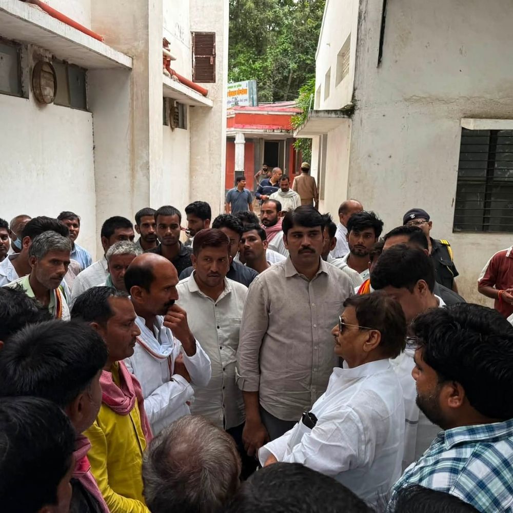 श्रद्धालुओं की पिकअप में ट्रक ने मारी टक्कर,3 की मौत:13 घायल, शिवपाल यादव ने अस्पताल पहुंचकर जाना हाल