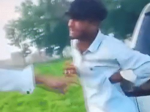 बहन से बात करने पर दोस्त का सिर मुंडाया, VIDEO:गोंडा में घर से कार में किडनैप कर ले गए; बेल्ट और लात-घूंसों से पीटा