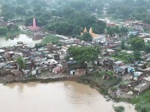 ‘एक-एक रुपया जोड़कर घर बनाया, अब गंगा में समा रहा...’:भोजपुर में 105 परिवारों पर बेघर होने का संकट; रातभर जागकर गंगा से घर बचाने की गुहार