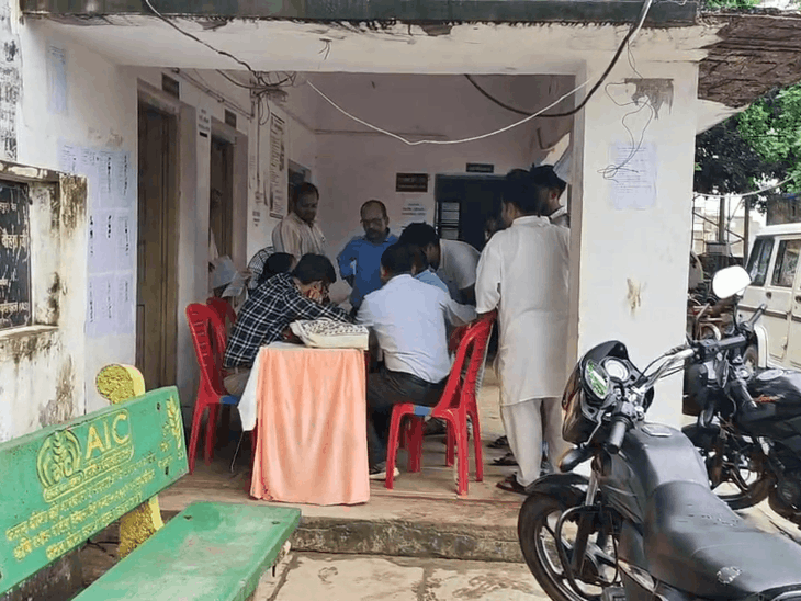 मनियां में 56 और सैंपऊ में 104 उम्मीदवार मैदान में:नाम वापसी के बाद चुनावी तस्वीर साफ, कल मिलेंगे चुनाव चिन्ह