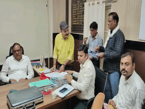 बारां नगर परिषद में कुर्की वारंट लेकर पहुंची कोर्ट टीम:ठेकेदारों के पुराने भुगतान का मामला, संबंधित फाइलें भी गायब