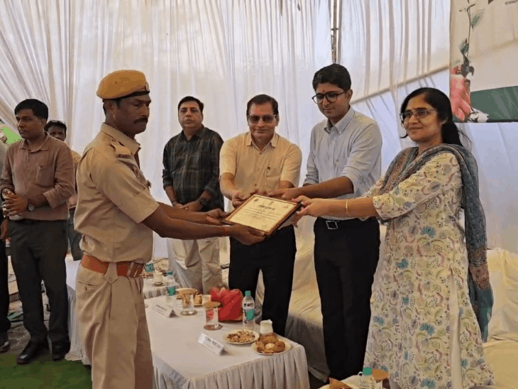 वन महोत्सव में अधिकारियों, शिक्षकों और छात्रों ने लगाए पौधे:‘मां यशोदा के नाम’ अभियान से दिया पर्यावरण संरक्षण का संदेश