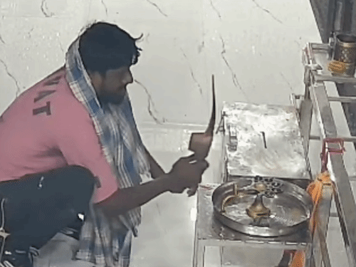 फलोदी के द्वारकाधीश मंदिर में चोरी:चांदी का छत्र-मुकुट, दानपेटी से हजारों रुपए ले गया चोर; CCTV में कैद वारदात