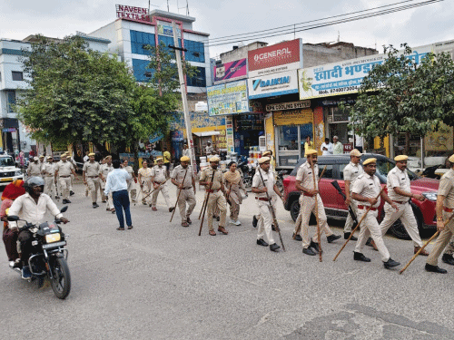 कोटपूतली-बहरोड़ निकाय चुनाव से पहले पुलिस ने निकाला फ्लैग मार्च:असामाजिक तत्वों को सख्त कार्रवाई की चेतावनी दी, भयमुक्त मतदान की अपील