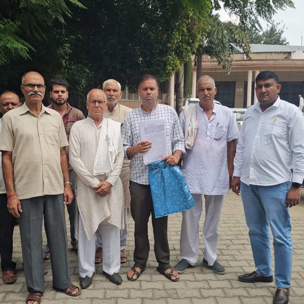 बागपत में 70 साल पुराना रास्ता बंद करने का आरोप:पिलाना गांव के किसान ने जिलाधिकारी से की शिकायत