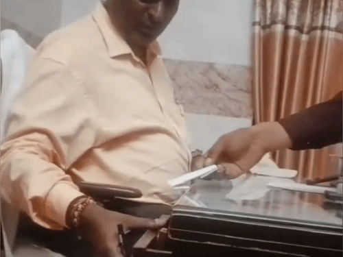मुजफ्फरनगर में BDO से जुड़े वायरल वीडियो पर जांच:मनरेगा कार्यों में कमीशनखोरी के आरोप; तत्कालीन BDO जिला मुख्यालय से संबद्ध, 2 सदस्यीय समिति गठित